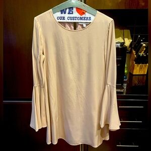 Elizabeth and James silk bell sleeve dress sz in pale rose M - great condition